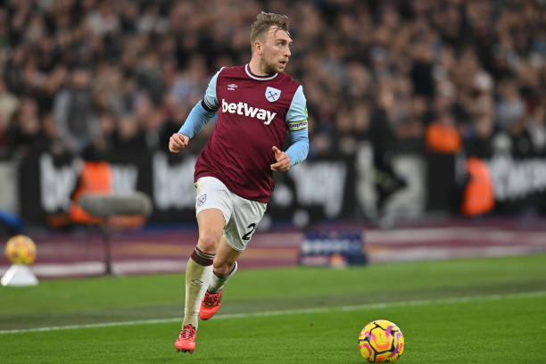 奥克兰FC锁定澳超常规赛冠军，队长酒井宏树晒家人、奖盘合照.