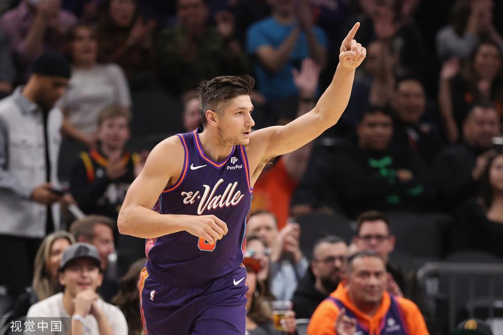 曼城公开训练 瓜瓜布置战术金球先生罗德里签名.